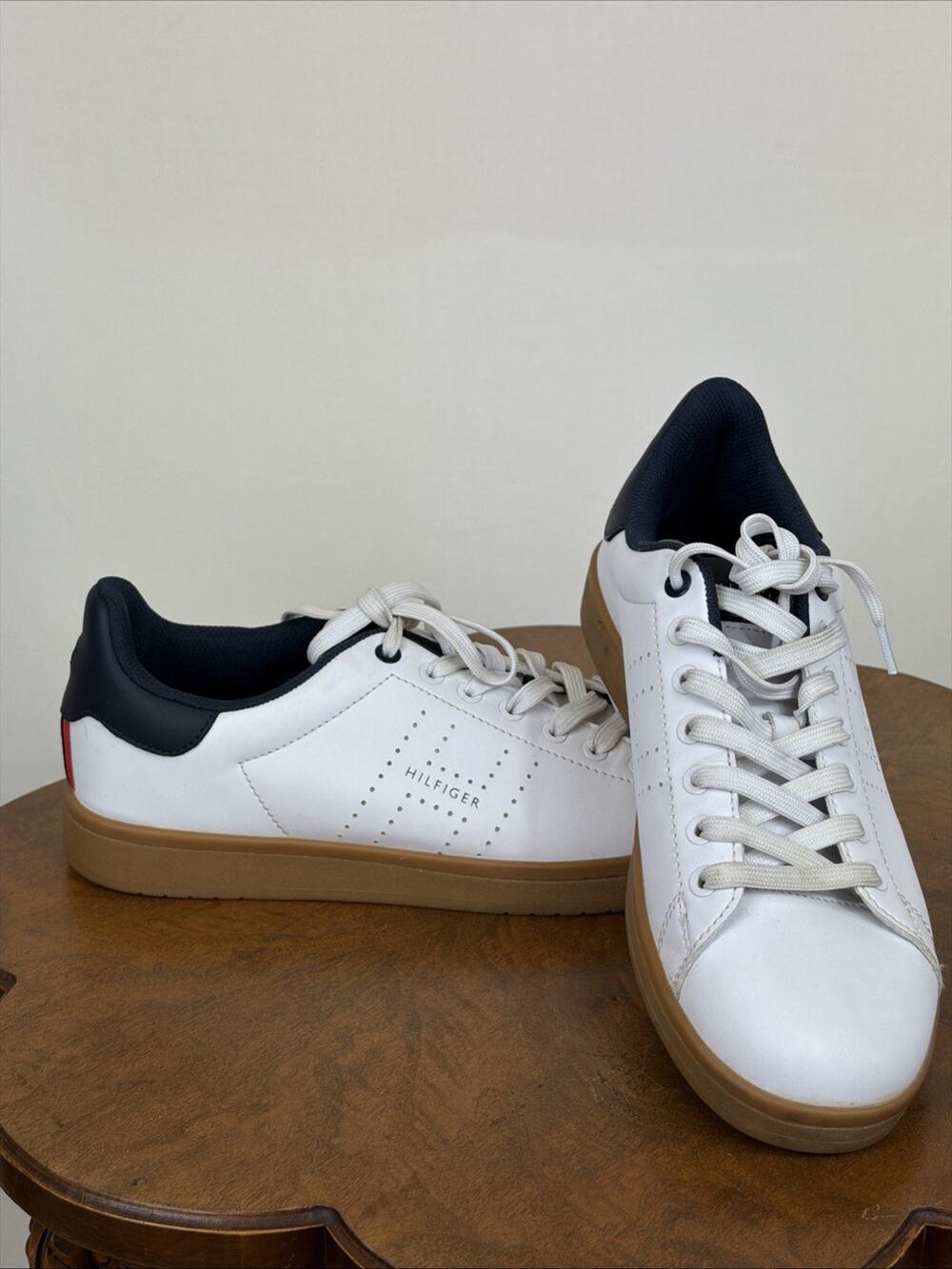 Tommy Hilfiger White Leather & Navy Accent Sneaker Shoe Mens Size 9.5